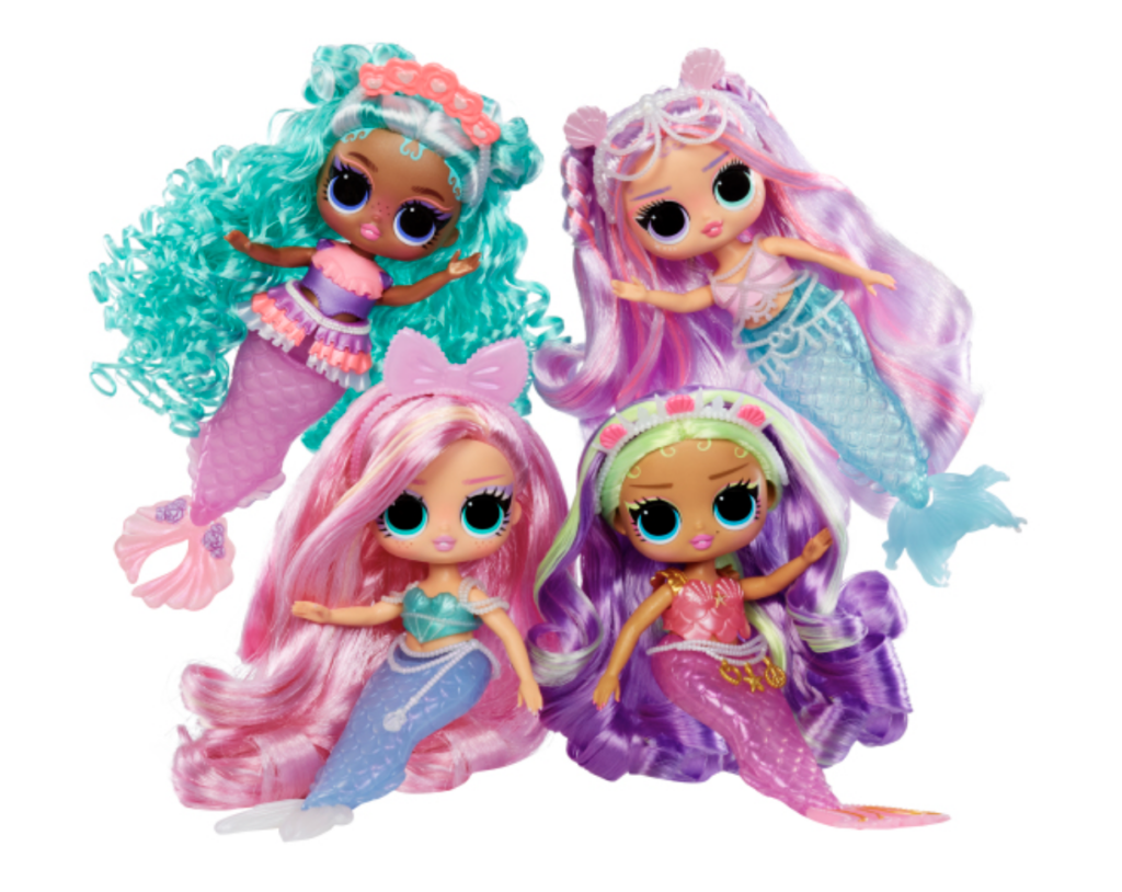 Deze keer nemen we je mee in twee gloednieuwe speelsets vol creativiteit en waterplezier: de ‘Make A Mermaid’ en ‘Hair Beads’ speelsets!