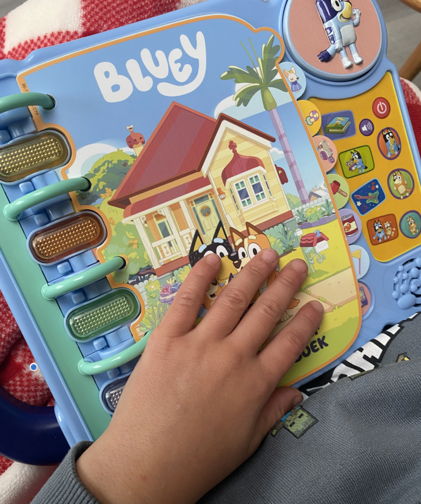 Bluey en haar avonturen, dankzij dit vrolijke hondje van VTech komt hij op meerdere manieren tot leven. Speelgoedtip voor feestdagen