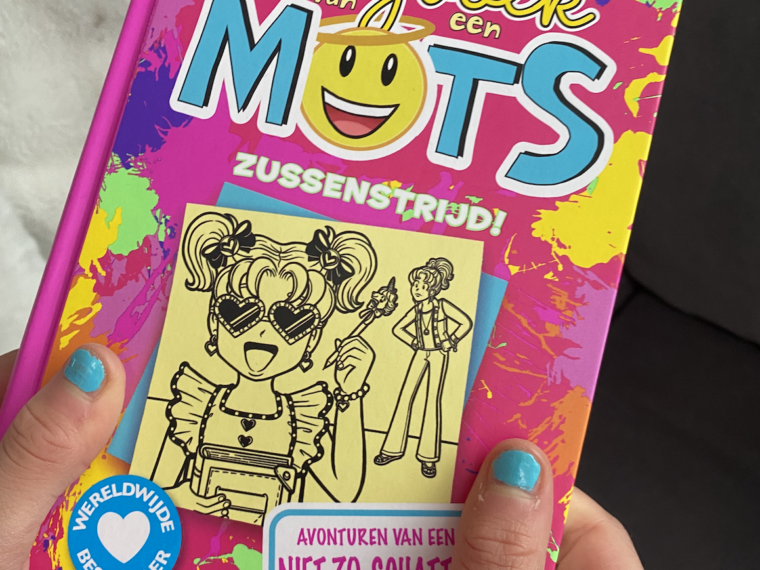 Ben je klaar voor een nieuw avontuur met Nikki Maxwell? Dit nieuwste deel Zussenstrijd van de populaire Dagboek van een Muts-serie is top.