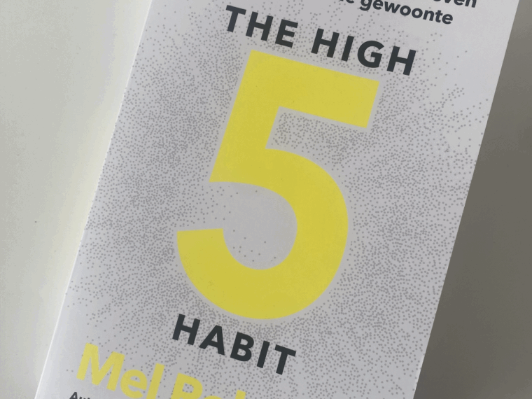 Het boek The High 5 Habit van Mel Robbins is een krachtig boek dat je leert hoe een simpele gewoonte je leven positief kan veranderen.