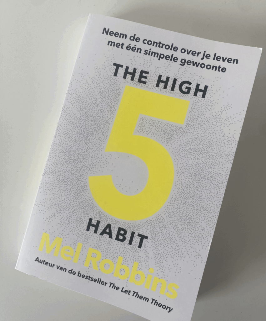 Het boek The High 5 Habit van Mel Robbins is een krachtig boek dat je leert hoe een simpele gewoonte je leven positief kan veranderen.