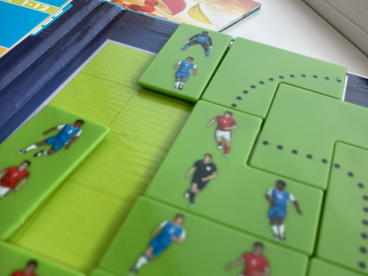 In een tijd waarin schermen overal aanwezig zijn, wordt samen spelen een bewuste keuze. Niets vervangt dit moment.