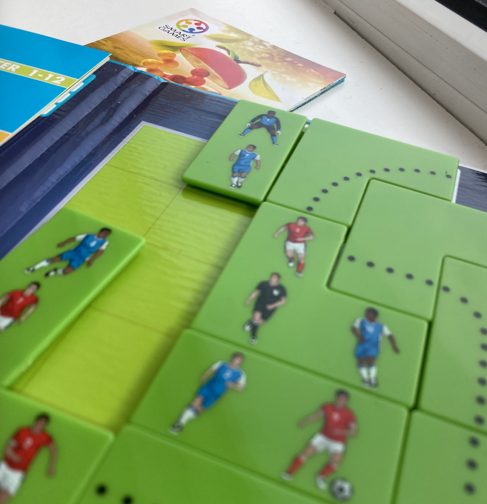 In een tijd waarin schermen overal aanwezig zijn, wordt samen spelen een bewuste keuze. Niets vervangt dit moment.