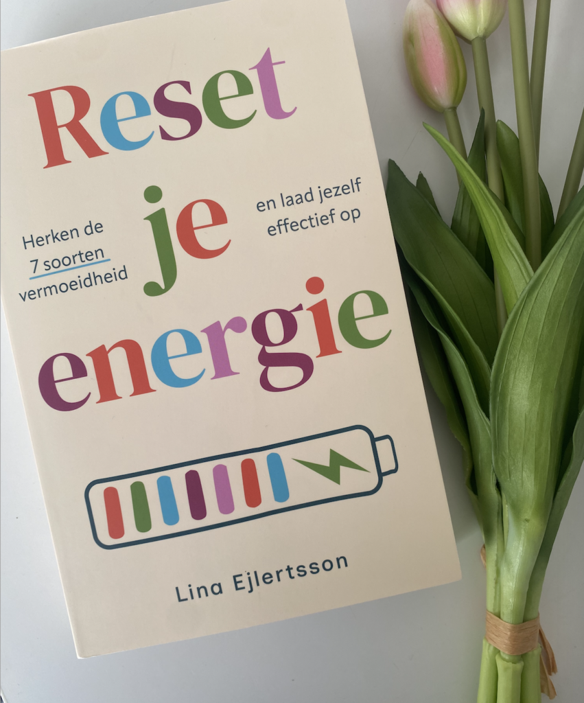 Reset je energie van Lina Ejlertsson is een boek dat mij op een heel persoonlijk moment in handen kwam. Ik ben gewend om ‘aan’ te staan