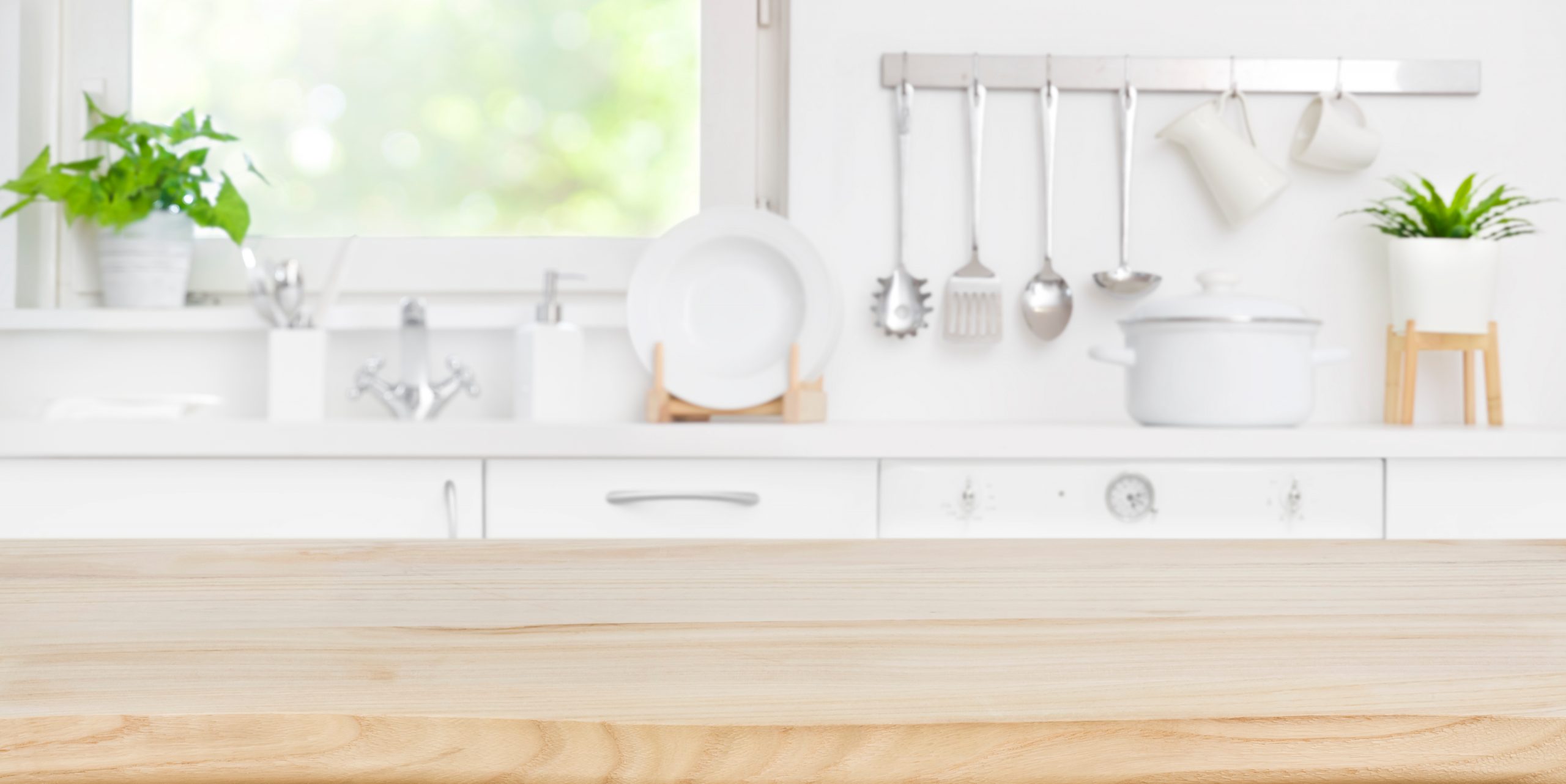 Witte keuken met keukengerei | Tips om keuken op te ruimen en een ideale keukenindeling
