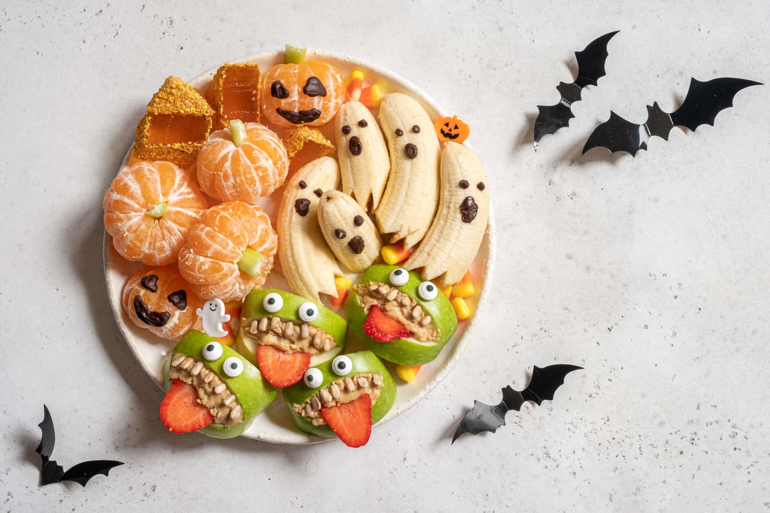Vandaag delen we de leuskte griezelige activiteiten en snacks voor Halloween. Allemaal leuk en makkelijk om te doen en te maken.