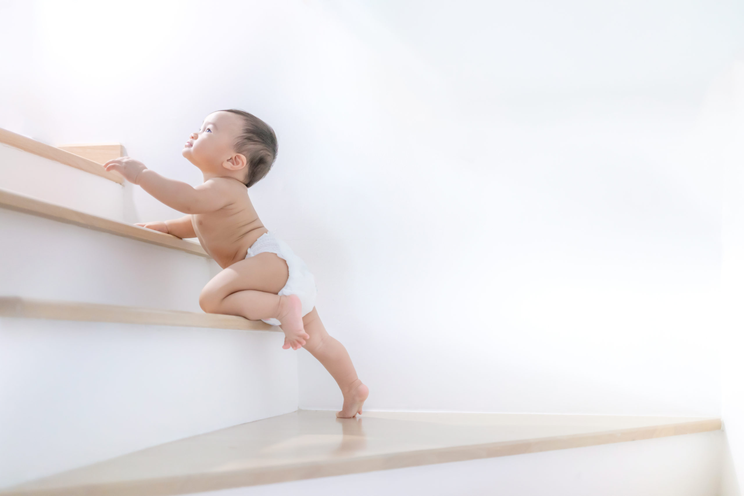 Baby die op de trap klimt | Welk traphekje kopen?